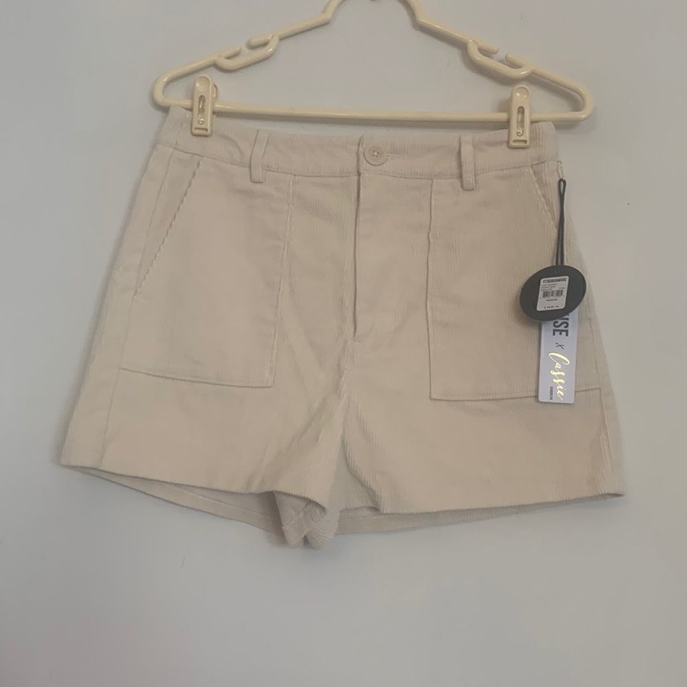 Amuse Society ivory colored corduroy shorts. Size M NWT